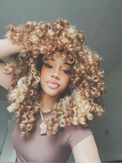 Dyed Curly Hair, Mixed Curly Hair, Honey Brown Hair, Blonde Curly Hair, Dyed Hair Inspiration, Colored Curly Hair, Dyed Natural Hair, Honey Blonde Hair, Curly Hair Styles Easy