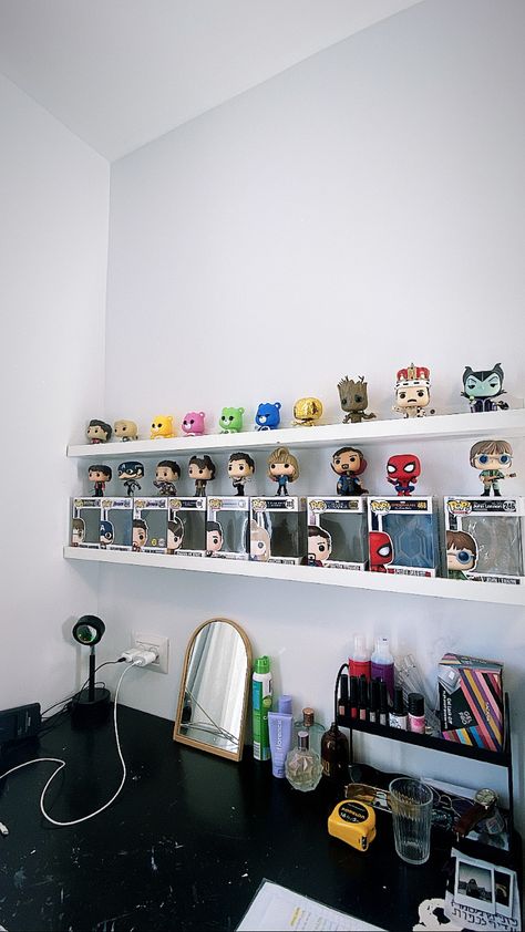 Funko Pop Organization Ideas, Desk Room Ideas, Funko Shelf, Funko Pop Aesthetic, Funko Pop Shelf, Funko Pop Display Ideas, Funko Pop Shelves, Funko Pop Display, Funky Living Rooms