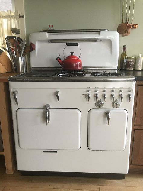 Living With a Vintage Chambers Stove — Retro Stove & Gas Works Kitchen Stove Design, Modern Kitchen Stoves, Retro Oven, Retro Stove, Modern Stoves, Vintage Oven, Retro Kitchen Appliances, Bungalow Kitchen, Old Stove