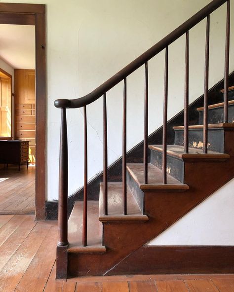 Colonial Staircase Entryway, Wooden Bannister Ideas, Colonial Staircase, Cottage Staircase, Craftsman Staircase, Wood Railings For Stairs, Cottage Stairs, Farmhouse Staircase, Farmhouse Stairs