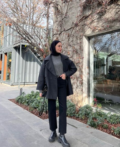 Dark Grey Coat Outfit, Grey Pullover Outfit, Grey Coat Outfit, Winter Hijab Outfits, Grey Hijab, Dark Grey Coat, Diy Belt For Dresses, Chic Dressing, Pullovers Outfit