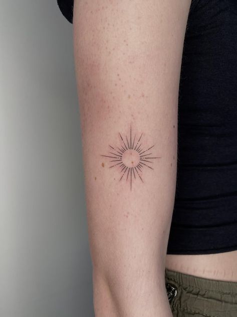 Sunburst Wrist Tattoo, Dot Sun Tattoo, Light Burst Tattoo, Sun Tattoo Realistic, Sun Tattoo Geometric, Sun Burst Tattoo, Sunburst Tattoo, Sun Rays Tattoo, Ethnic Tattoo