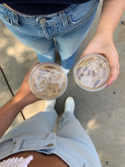 Coffee Dates Aesthetic, Matching Sisters, Coffee With Friends, Cute Cafe, Coffee Pictures, Coffee Girl, Aesthetic Coffee, Face Photo, Snap Quotes