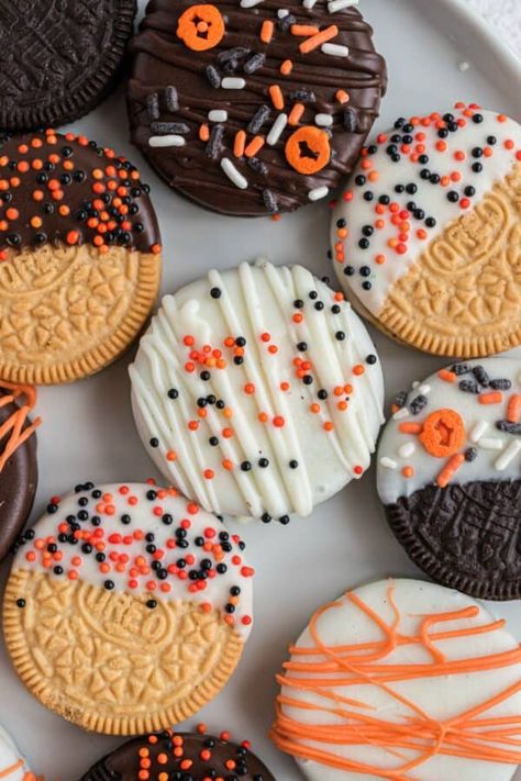 Chocolate Dress, Chocolate Covered Desserts, Oreo Treats, Chocolate Covered Cookies, Shugary Sweets, Chocolate Dipped Oreos, Halloween Fest, Halloween Food Treats, Dipped Cookies