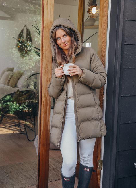 Taupe Puffer Jacket Outfit, Tan Puffer Jacket Outfit, Beige Puffer Jacket Outfit, Tan Puffer Jacket, Puffer Coat Outfit, Beige Puffer Jacket, Cream Cashmere Sweater, Muted Autumn, Puffer Outfit