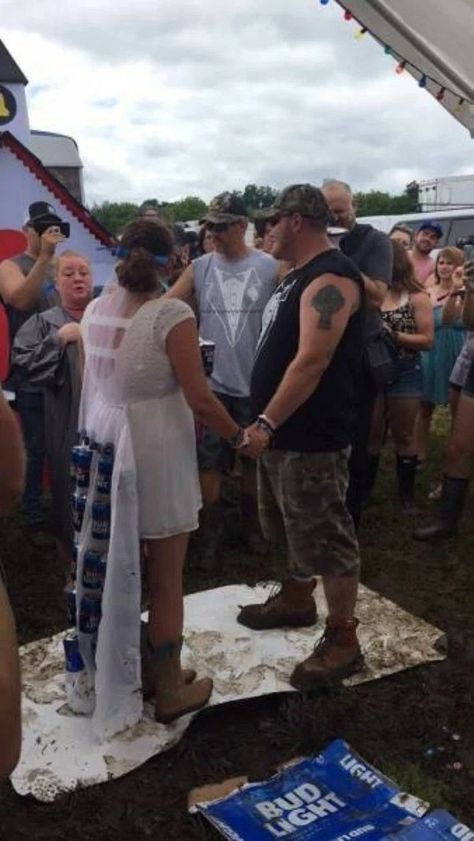 Trailer Park Trash, Tacky Wedding, Trash Party, Wedding Fail, Senior Pranks, Shotgun Wedding, Trashy Outfits, Trailer Park, Park Weddings