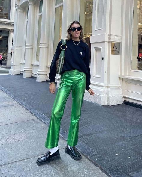 Metallic Pants Outfit, Fall Winter Street Style, Green Pants Outfit, Metallic Trousers, Winter Street Style, Trend Outfit, Metallic Jeans, Metallic Pants, Europe Outfits