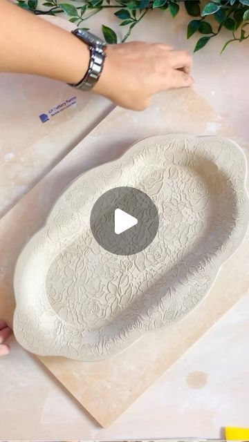 Jaspreet | Handmade Ceramics for everyday on Instagram: "A new texture mat just means a new platter! 😊😊  . . . . . . . #ceramicvideos #ceramicsmagazine #handbuiltceramics #handmadesg #handmadegiftideas #handmadetableware #handmadeceramics #ceramicsbyjas #potteryvideos #homedecorideas" Hand Building Pottery, Clay Objects, Slab Ceramics, Making Pottery, Ceramic Platter, Handmade Tableware, Pottery Platter, Diy Air Dry Clay, Desk Plans