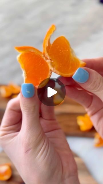 Mackenzie Biehl on Instagram: "Save for spring 🦋🦋🍊🍊
Details 👇🏼👇🏼
Slice the cuties/oranges in 4 quarters. Take your knife to the top corner and gently separate the skin from the orange. Slice the quarter in half (almost) don't completely separate and gently open to a 🦋

These butterflies would be so cute in a lunch box or at a spring brunch." Butterfly Orange Slices, Butterfly Party Foods, Cuties Oranges, How To Make Butterfly, Orange Butterflies, Charcuterie Ideas, Oasis Pool, Cut Orange, Orange Cut