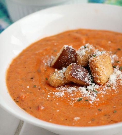 Parmesan Soup Recipe, Easy Supper Dishes, Tomato Basil Parmesan Soup, Sopas Light, Parmesan Soup, Super Easy Dinner, Easy Meals For Two, Tomato Bisque, Basil Soup