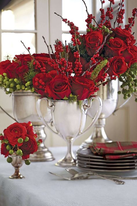 Winning Roses Amaryllis Christmas, Christmas Arrangements Centerpieces, Centerpieces Christmas, Winter Floral Arrangements, Festive Centerpieces, Tafel Decor, Christmas Flower Arrangements, Christmas Table Centerpieces, Christmas Floral Arrangements