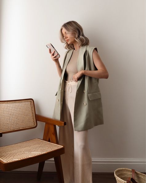 Sleeveless Jacket Outfits Women, Sleeveless Blazer Outfits For Women, Long Linen Vest Outfit, Sleeveless Blazer Outfit Casual, Beige Sleeveless Blazer Outfit, Sleeveless Vest Outfits For Women, Vest Looks Women Style, Vest Blazer Outfits For Women, Sleeveless Blazer Outfit Summer