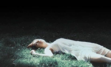 Southern Gothic, The Embrace, 인물 사진, The Grass, Photo Reference, Photography Inspo, Short Film, Cinematography, Pose Reference