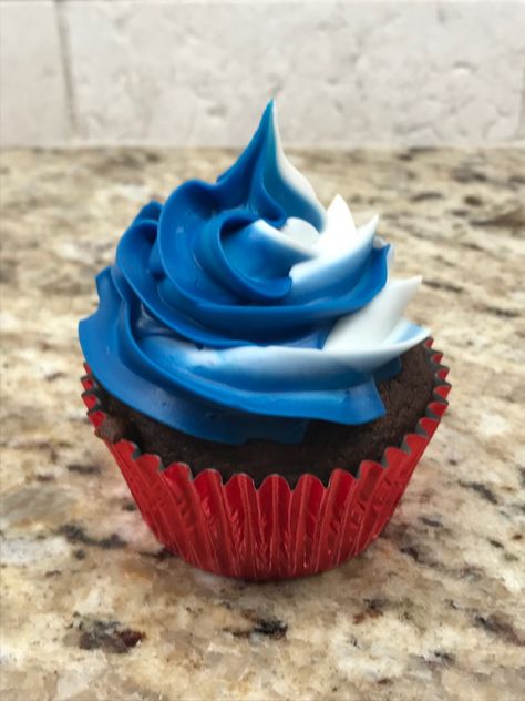 Blue And White Swirl Cupcakes, Red White And Blue Cupcakes, White And Blue Cupcakes, Marble Cupcakes, 2023 Birthday, Black Cupcakes, Swirl Cupcakes, Blue Frosting, Cupcakes For Boys