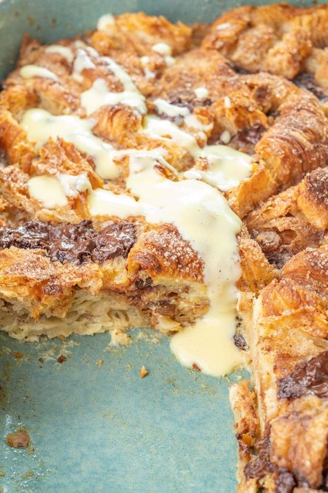 This croissant bread pudding makes an amazing indulgent breakfast or dessert. Custardy soft center with chocolate and raisins and crispy top sprinkled with cinnamon sugar. Served with vanilla sauce is absolutely delicious! Dessert Croissant Recipe, Panettone Bread Pudding, Brioche Bread Pudding, Panettone Bread, Croissant Roll, Croissant Bread, Vanilla Sauce, Croissant Recipe, Brioche Bread