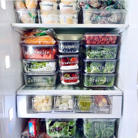 Cindyology® on Instagram: “This Sunday night fridge inspo can’t get better than @abowlfulloflemons’. She sets aside 1-2 hours and preps her meals on Sunday. Nothing…” Fridge Goals, Small Fridge Organization, Healthy Fridge, Small Fridge, Smart Fridge, Back To School Organization, Small Kitchen Organization, Small Fridges, Kitchen Organization Pantry