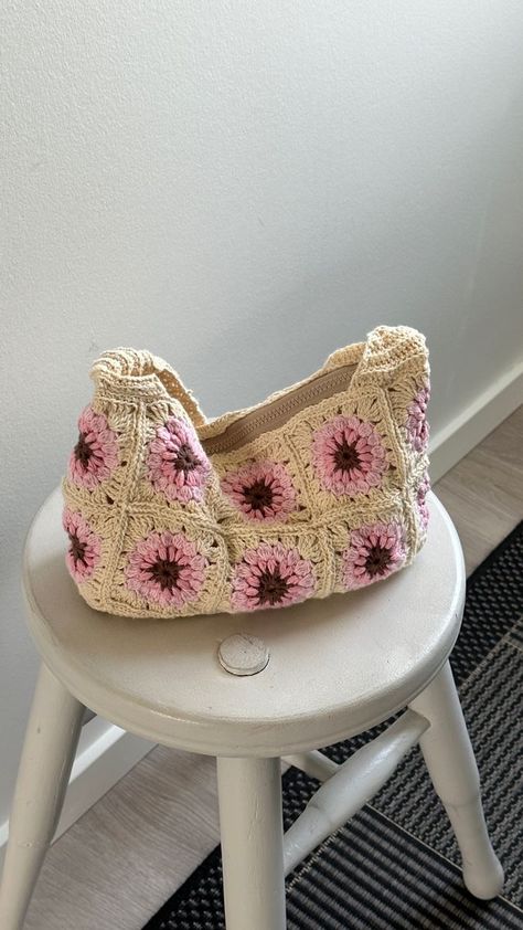 Crochet Beach Bag, Crochet Beach Bags, Crocheted Flower, Crochet Fairy, Mode Crochet, Crochet Business, Crochet Design Pattern, Crossbody Handbags, Crochet Fashion Patterns