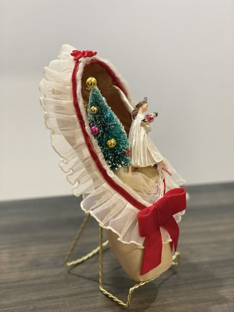 Decorated Pointe Shoes Diy, Pointe Shoe Display Ideas, Decorating Pointe Shoes, Nutcracker Pointe Shoe Decorating, Painted Pointe Shoes, Decorated Pointe Shoes, Shoes Craft, Shoes Decor, Ballet Pointe Shoes