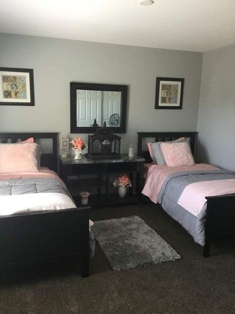 Twin Room Decor, Room Ideas With Two Beds, Cute Twin Size Bed Ideas, Bedroom Ideas 2 People, Room Ideas For Two Sisters Aesthetic, Room Ideas For Shared Rooms, Half Room Ideas Bedrooms, Twin Sized Bedroom Ideas, Two Beds In One Room Ideas