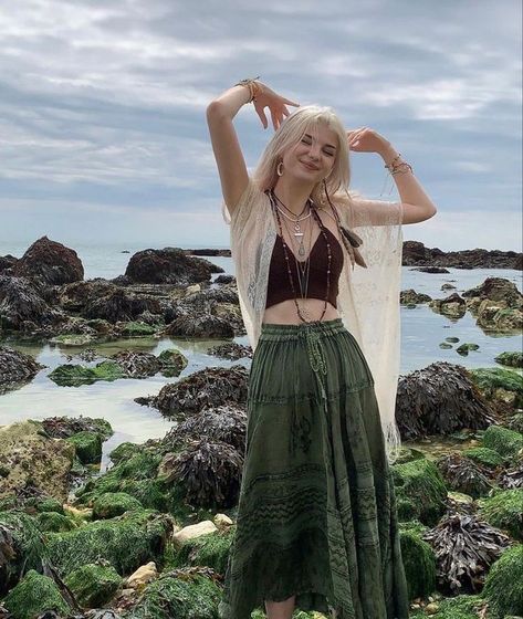 Ideas for indie hippie outfit Fashion style. Lastest and trending ideas for indie hippie outfits. Green Long Skirt, Fairy Grunge Outfit, Styl Grunge, Hippie Fits, Looks Hippie, Long Green Skirt, Estilo Hippy, Mode Hippie, Grunge Fairycore