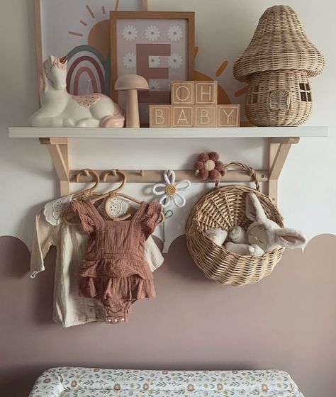 Nursery Layout Ideas, Inspiration Bedroom Aesthetic, Easy Decor Ideas, Nursery Layout, Nursery Shelf, Baby Room Neutral, Baby Room Themes, Easy Decor, Baby Zimmer