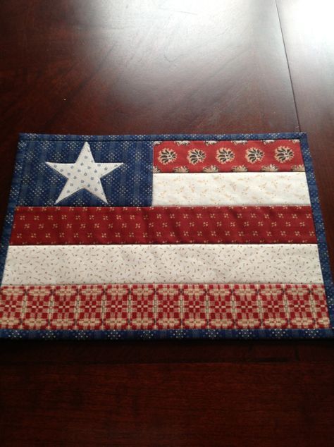 Quilted Placemat, Mug Rug Tutorial, Quilted Coasters, Flag Quilt, Mug Rug Patterns, Fabric Postcards, Place Mats Quilted, Patriotic Quilts, Placemats Patterns