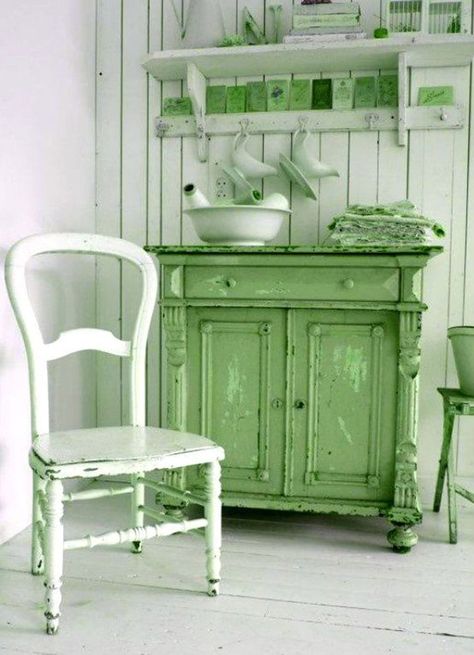 Think Green | 25 Beautiful Furniture Makeovers - Salvaged Inspirations Green Painted Furniture, Styl Shabby Chic, Vibeke Design, Green Furniture, Chic Kitchen, Shabby Chic Kitchen, Green Decor, Cool Ideas, Chic Bedroom