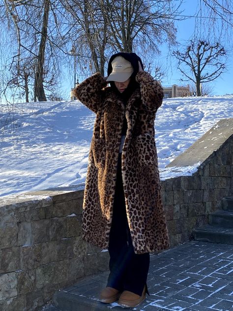 Leopard Fur Coat Outfit, Fur Coat Outfit Casual, Leopard Fur Coat, Fur Coat Outfit, Leopard Coat, Coat Outfit, Coat Outfits, Blue Hoodie, Cold Winter