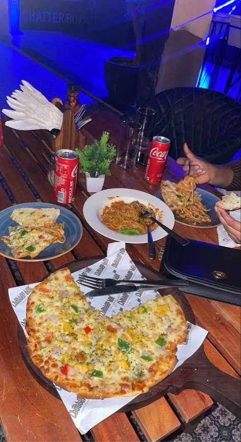 Resturent Pic Food, People Eating Food Photography, Dinner Snapchat Story Night Indian, Dinner Time Instagram Story, Snap Food Instagram, Fake Dinner Story, Dinner Photos Instagram, Fake Snap Food, Fast Food Snap