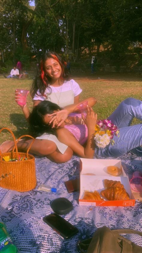 19th birthday garden picnic date aesthetic Park Picnic Outfit, Park Picnic Aesthetic, Picnic Date Aesthetic, Aesthetic Summer Picnic, Picnic Date Outfits, Picnic Photo Shoot, Picnic Pictures, Picnic Planning, Date Aesthetic