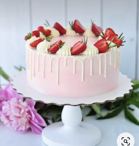 Fruit Cake Design, Delicious Strawberry Cake, Food Strawberry, Strawberry Cake Easy, Strawberry Birthday Cake, Strawberry Cream Cakes, Cake Light, Cake Delicious, Strawberry Birthday