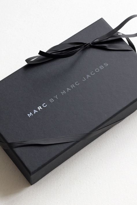 Black packaging Luxury Packaging Design, Black Packaging, Fashion Packaging, Box Packaging Design, Luxury Packaging, Black Gift Boxes, Creative Packaging, Bag Packaging, Corporate Design