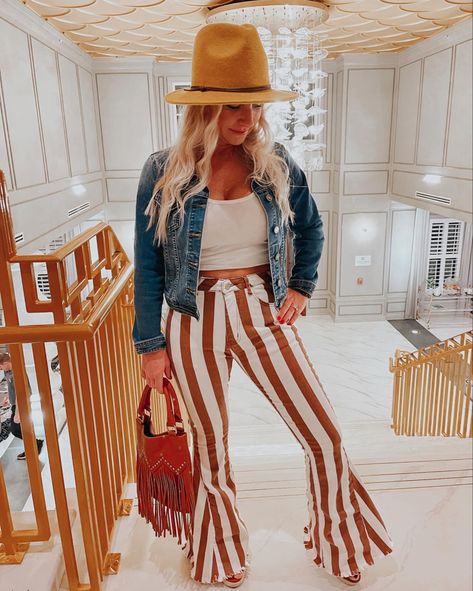 Stripped flare jeans with hat 🤣 Stripe Flare Jeans Outfit, Striped Flare Pants Outfit, Western Flare Jeans Outfit, Striped Bell Bottoms Outfit, Pin Stripe Pants Outfit, Striped Jeans Outfit, Bootcut Pants Outfit, Flare Outfit, Stripe Pants Outfit