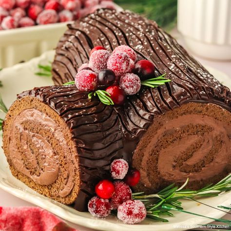 Buche de Noel Sour Cream Scones, Cake Roll Recipes, Chocolate Sponge Cake, Holiday Dishes, Log Cake, Sugared Cranberries, Layered Desserts, Warm Cake, Flourless Chocolate Cakes