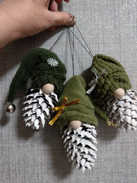 Gnome Pinecones, Julkransar Diy, Pistachio Shell, Xmas Projects, Pinecone Crafts Christmas, Pinecone Crafts, Pine Cone Art, Handmade Christmas Crafts, Christmas Events