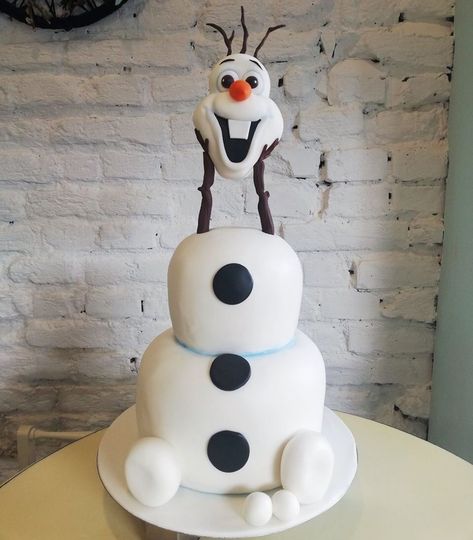 Are you looking for cool Olaf birthday cake ideas? We look at 15 designs that are not only cute, but some will make the perfect match for your themed birthday party. Olaf Cake Ideas, Olaf Birthday Cake, Olaf Birthday Party, Olaf Party, Olaf Birthday, Olaf Cake, Elsa Party, Birthday Cake Images, Frozen Birthday Cake