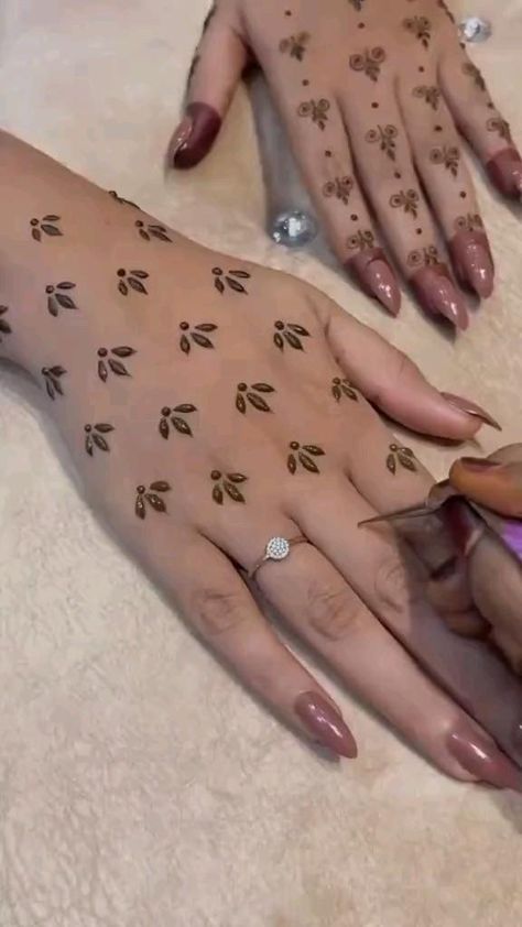 Simple And Beautiful Mehndi Designs, Mehndi Designs For Back Hand, Mehndi Designs For Back, Elegant Henna, Beautiful Mehndi Designs, Simple Mehendi Designs, Tato Henna, Finger Henna Designs, Henna Tattoo Designs Hand