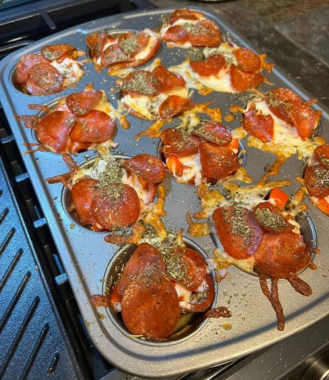 Keto Pizza Muffins Recipe, Keto Pizza Muffin Cups, Pizza Cups Keto, Keto Muffin Pan Recipes, Low Carb Pizza Cups, Keto Pizza Muffins, Keto Muffin Tin Recipes, Keri Pizza, Team Terry Keto Recipes