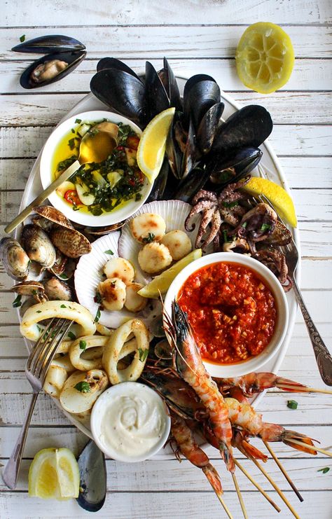 Grazing Board Ideas, Italian Fish Stew, Seafood Lunch, Bbq Seafood, Seafood Risotto, Grilled Seafood Recipes, Grazing Board, Seafood Platter, Cooking Easy