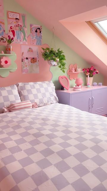 Colorful Retro Apartment, Soft Room, Pink Dorm, Gallery Wall Bedroom, Pastel Room Decor, Preppy Beach, Florida Room, Aesthetic Preppy, Beach Room