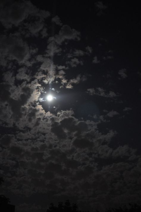 night shot :] Picture Of Night Sky With Moon, Night Shots Photography, Night Home Aesthetic, Moon Pics Night, Sky Pictures At Night, Night At Home Aesthetic, Night Moon Photography, Night Sky Pictures, Moon Shot