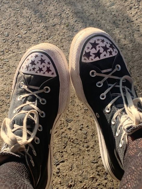 Olivia Rodrigo Converse, Zapatillas All Star, Doodle Shoes, Diy Converse, Sharpie Shoes, Cool Converse, Cute Converse Shoes, Converse Design, Grunge Shoes