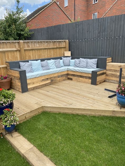 Diy Garden Corner Sofa, Pallet Garden Furniture Seating, Pallet Corner Sofa Garden, Pallet Corner Sofa, Mexican Patio Ideas, Diy Garden Seating, Seating Corner, Corner Sofa Garden, Garage Pub