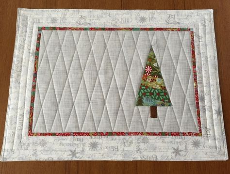 Christmas Tree Quilted Table Runner, Christmas Place Mats, Quilted Placemat Patterns, Christmas Table Runner Pattern, Quilted Placemat, Quilted Table Runners Christmas, Sewing Christmas Gifts, Quilted Projects, Sewing Machine Quilting