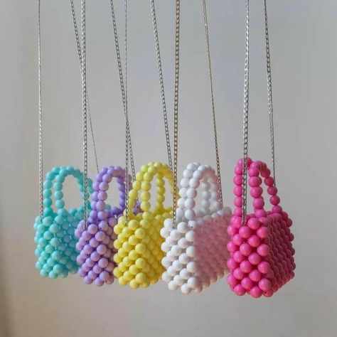 Crochet Bag Charm, Hand Beaded Bag, Ankle Bracelets Diy, Crochet Shoulder Bags, Diy Bag Designs, Bag Pattern Free, Diy Bags Patterns, Crystal Bags, Bead Charms Diy