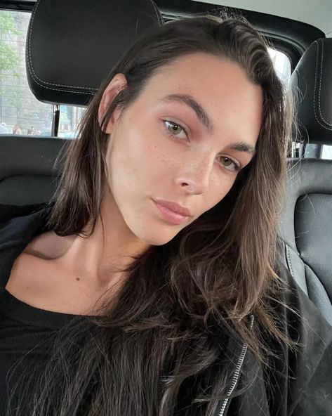 Leonardo DiCaprio Has A New GF: Who is 25-Year-Old Vittoria Ceretti? Victoria Ceretti, Vittoria Ceretti, Italian Model, Italian Beauty, Model Face, Model Look, Netflix Movies, Pure Beauty, 25 Years Old