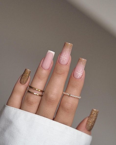 30 Best 2023 Winter Nail Art To Inspire You Santa Nail Art, Golden Nails, Festive Nail Art, Pink Manicure, Happy Nails, Nail Art Wedding, Winter Nail Art, Festival Nails, Christmas Nail Designs