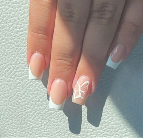 Nail Short Acrylic Ideas, Cute Short Gel Nails Butterfly, Butterfly Nails Simple Short, Nail Ideas Acrylic Butterfly, Minimalist Nails Butterfly, Short Coffin Butterfly Nails, Cute Short Butterfly Nails, Gel Nail Designs Wedding Guest, White Nails With One Finger Design