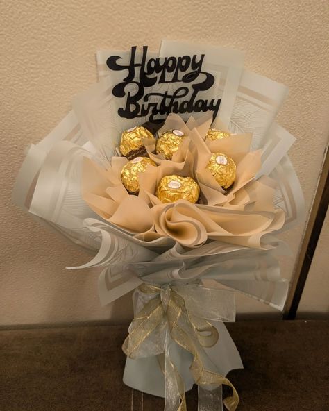 "Sweeten the celebration! This mini Ferrero Rocher bouquet is the perfect way to say 'Happy Birthday' with a touch of elegance and indulgence!" #birthday #rvcreations #ferrerorocher #minibouquet #artofhand Ferrero Rocher Flower, Ferrero Bouquet, Ferrero Rocher Gift, Rocher Bouquet, Ferrero Rocher Bouquet, Flower Bouquet Ideas, Healthy Protein Shakes, Food Bouquet, Ferrero Rocher Chocolates