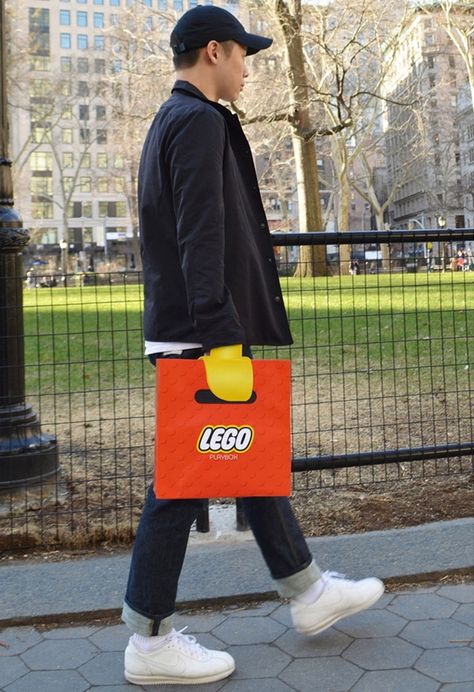 Recently we brought you a bicycle helmet that makes you look like a real life LEGO figure. Well, now you can add to your collection of LEGO-themed accessories with this awesome bag that turns your hand into a LEGO hand! Lego Hand, Lego Bag, Lego Figurine, Shopping Bag Design, Paper Bag Design, Trendy Toys, 광고 디자인, Toy Packaging, Promotional Bags